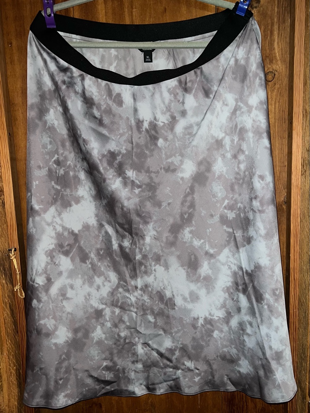 Simply Vera Vera Wang Gray Tie-Dye Patterned Skirt. Fabric is soft,